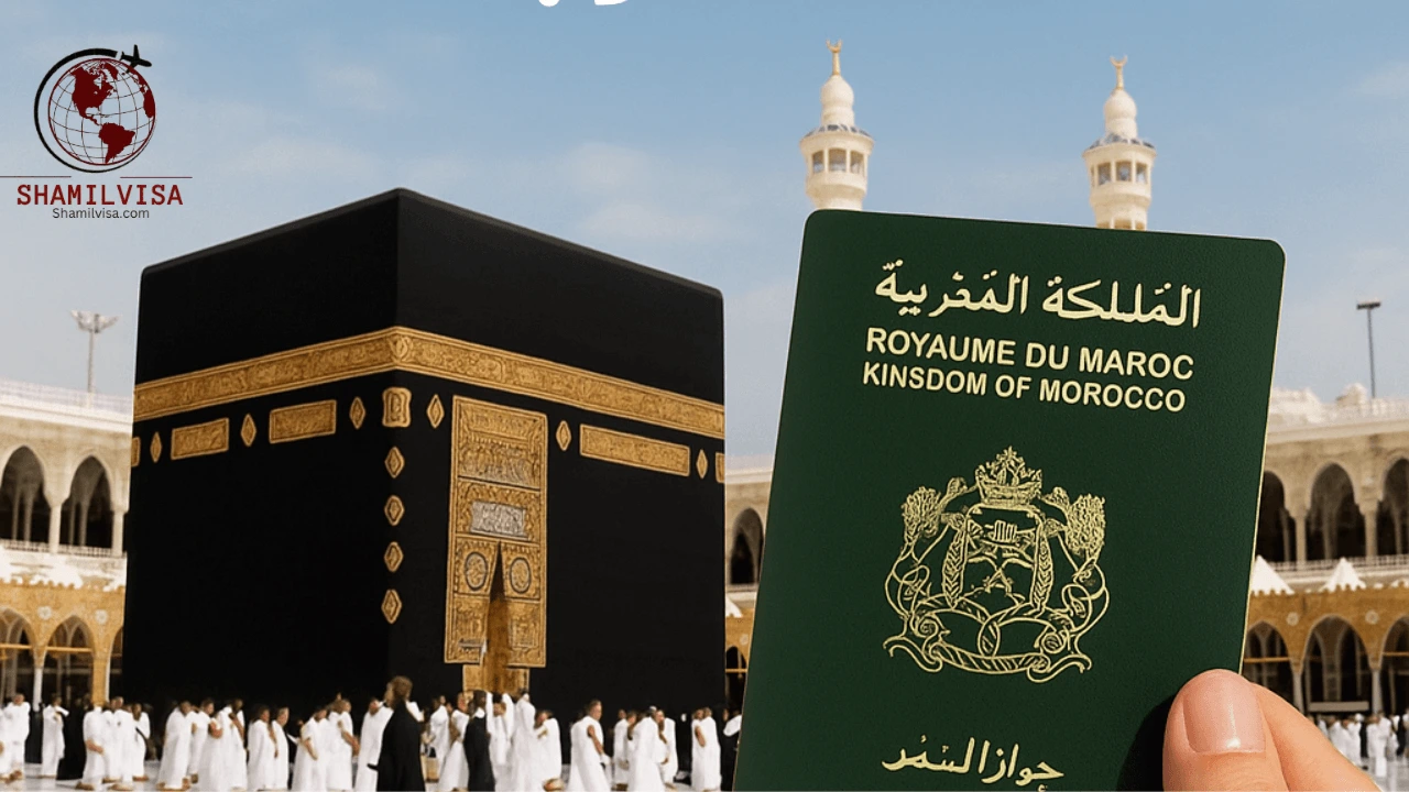 جواز سفر مغربي يُرفع أمام الكعبة المشرفة في الحرم المكي، مع معتمرين يطوفون حولها بلباس الإحرام، وتظهر عبارة "تأشيرة العمرة للمغاربة" بخط عربي واضح في السماء الزرقاء.